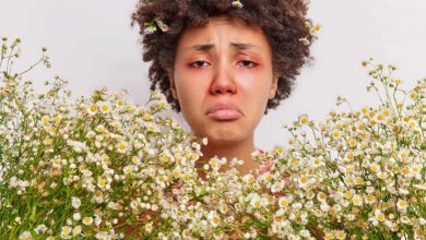 Ragazza con allergia al polline mostra una faccia sofferente