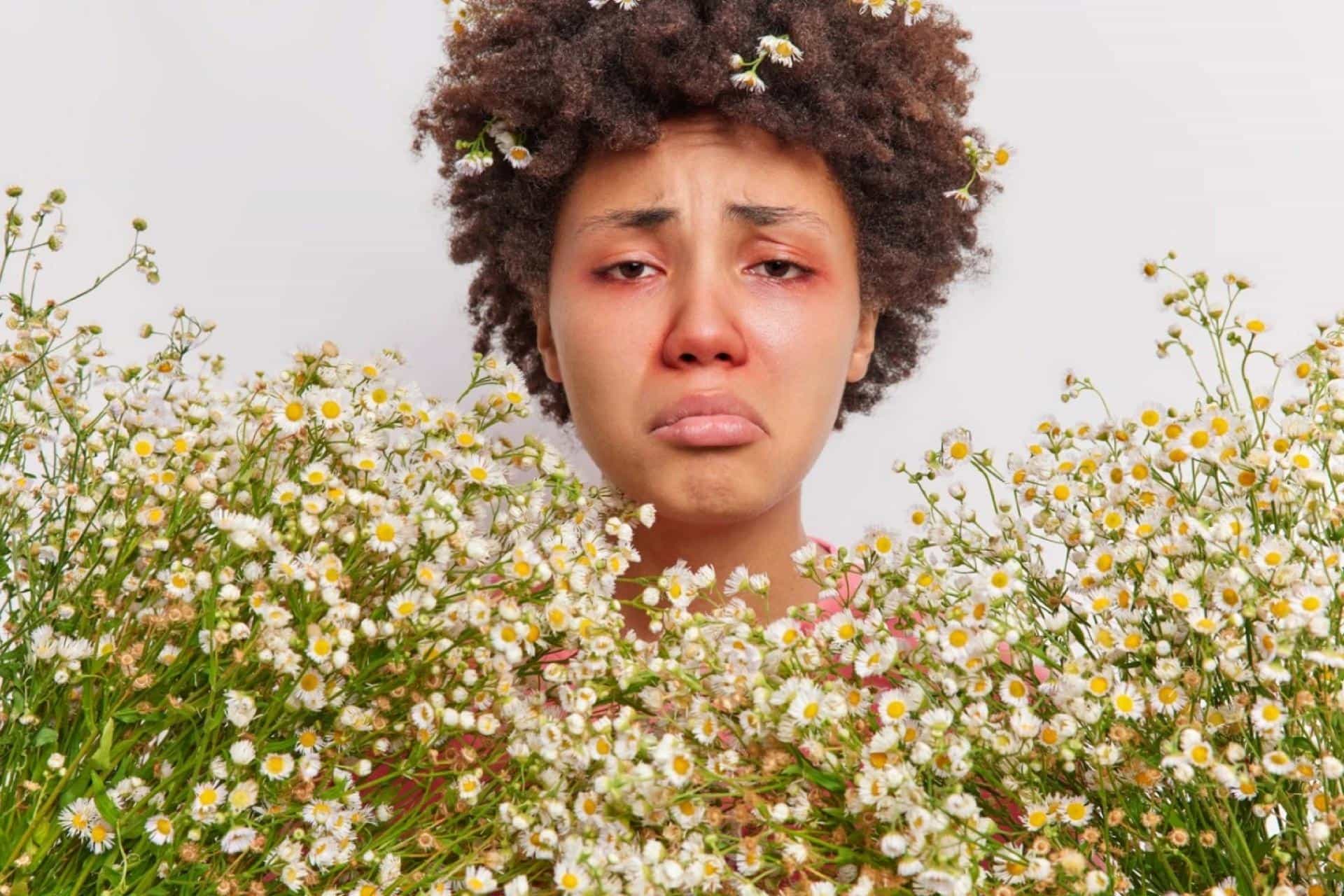 Ragazza con allergia al polline mostra una faccia sofferente