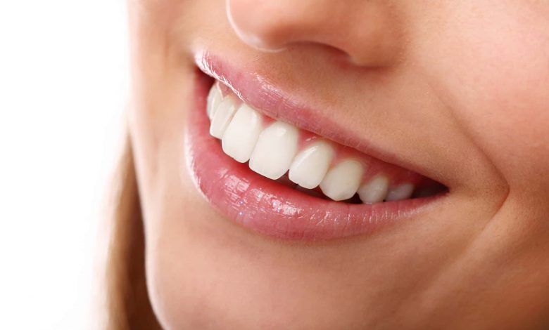La malattia parodontale è una patologia infiammatoria in grado di colpire le strutture di supporto attorno al dente