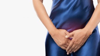 Immagine di una donna che soffre di cistite e tiene le mani sulla zona dell'addome