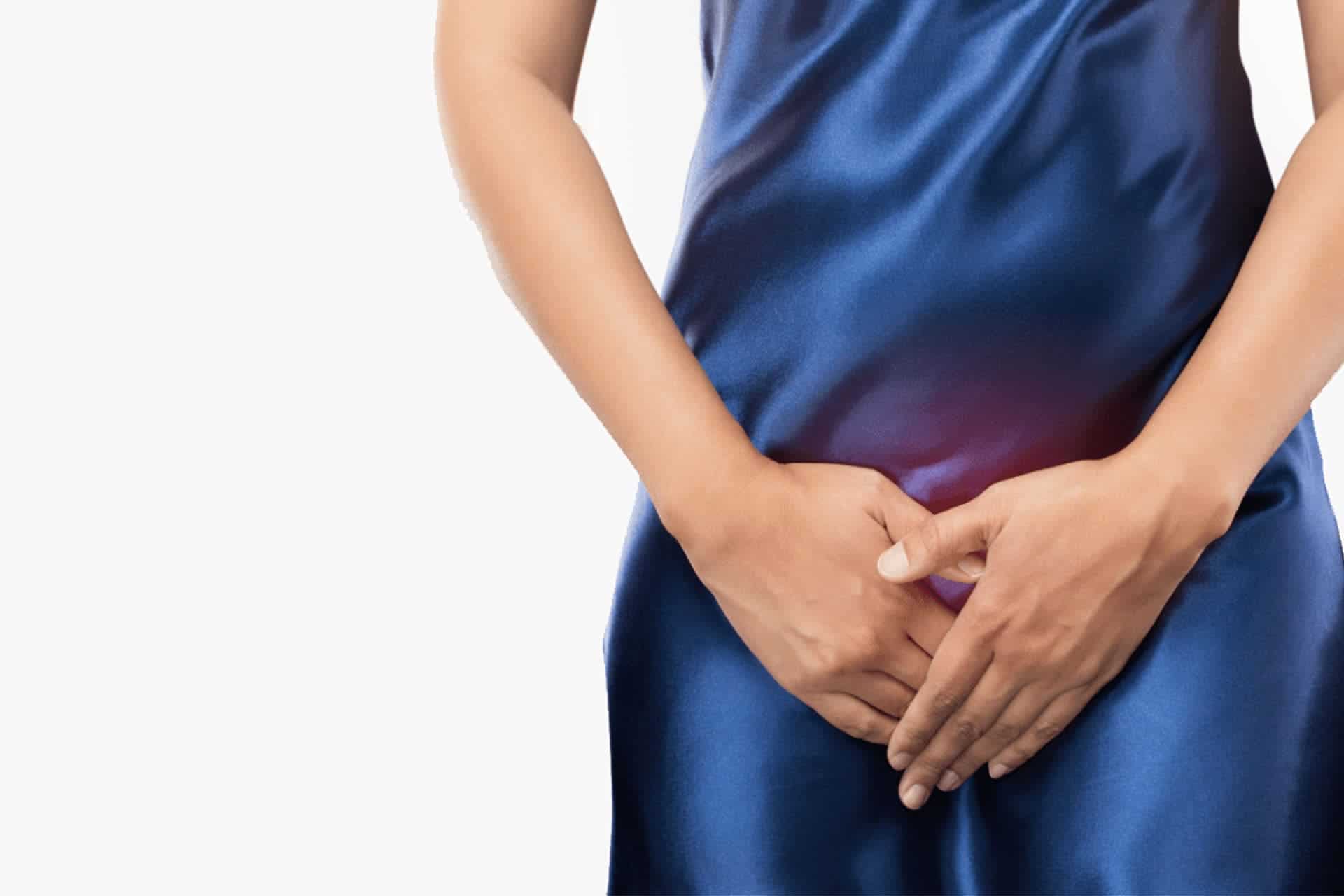 Immagine di una donna che soffre di cistite e tiene le mani sulla zona dell'addome