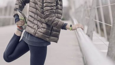 Immagine di una donna che indossa un fitness tracker fa attività sportiva