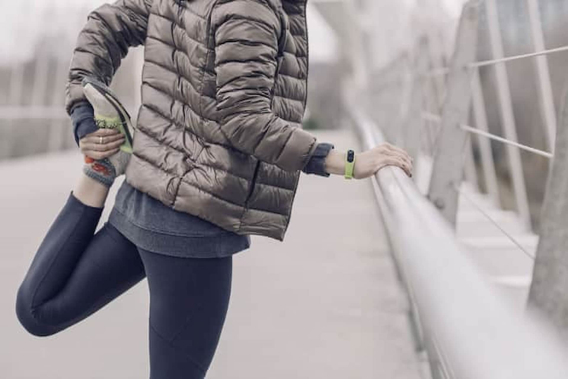 Immagine di una donna che indossa un fitness tracker fa attività sportiva
