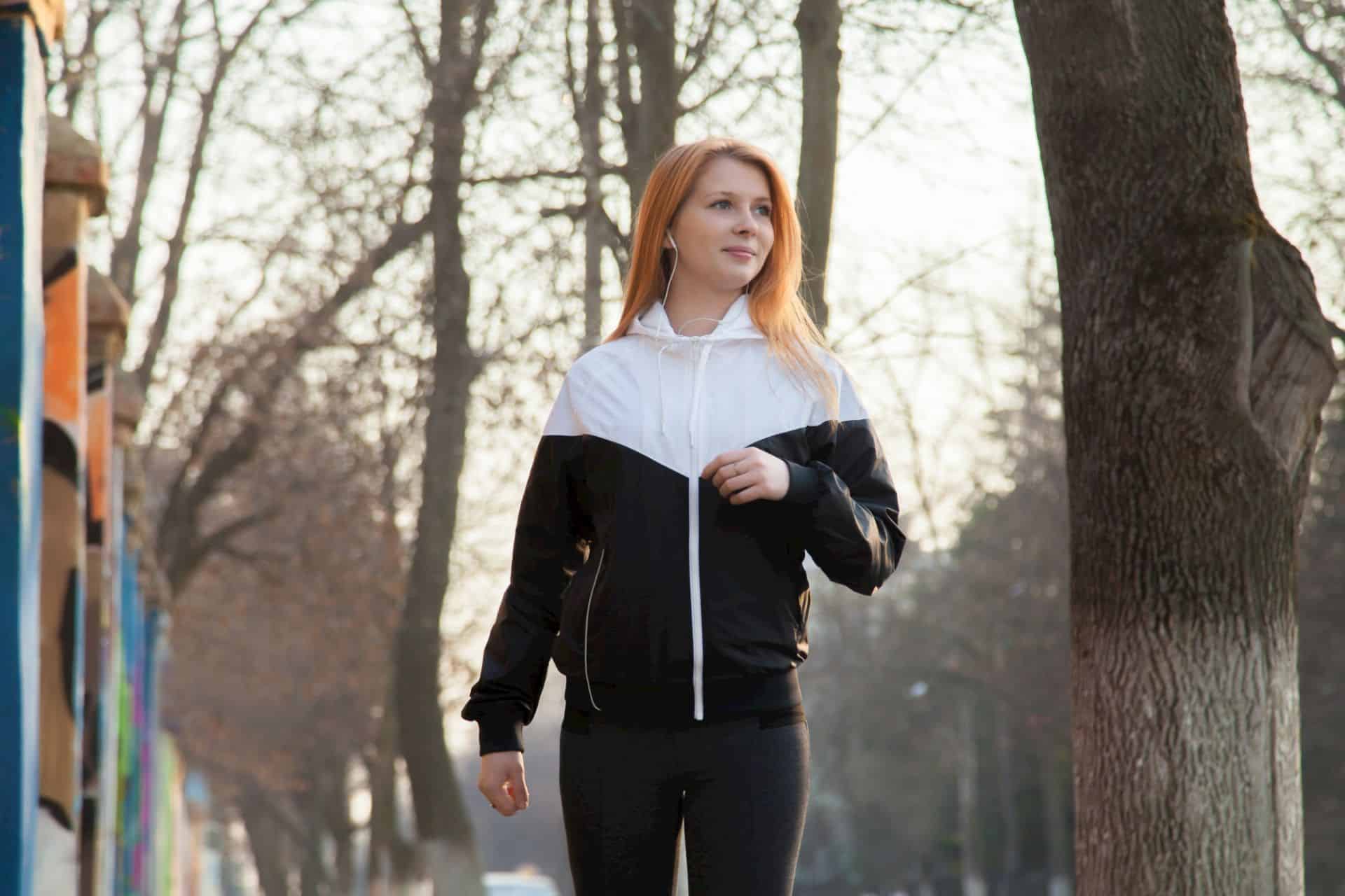 Perdere peso camminando può essere un processo lungo ma, con una buona dose di forza di volontà ed una sana alimentazione, i risultati arriveranno!