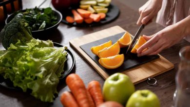 Una dieta disintossicante consiste in un regime alimentare temporaneo che mira a eliminare le tossine dal corpo e promuovere la salute generale