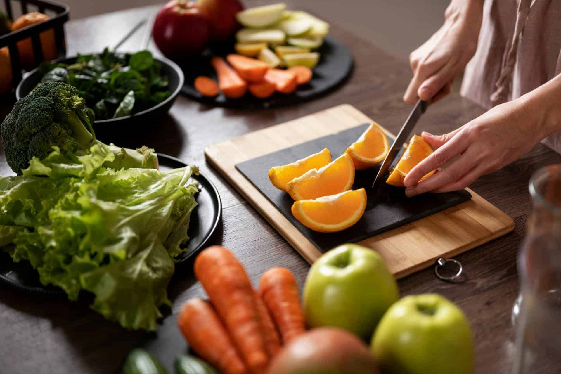 Una dieta disintossicante consiste in un regime alimentare temporaneo che mira a eliminare le tossine dal corpo e promuovere la salute generale